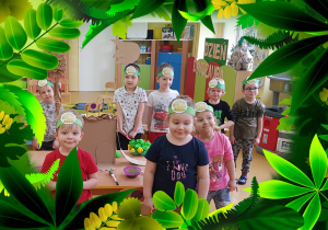 Na zdjęciu grupa dzieci. Na głowach mają opaski z dinozaurem.